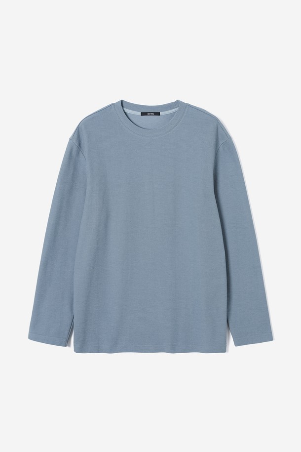 **남성 베이직 코튼 라운드넥 긴팔 티셔츠(HB9LT05)**는 부드러운 촉감의 면 소재로 제작되어 봄, 가을, 겨울에 활용하기 좋은 남성용 긴팔 티셔츠입니다. 베이직하고 미니멀한 스타일로, 데일리 캐주얼룩을 연출하기에 적합합니다. 레귤러핏과 레귤러 기장으로 편안한 착용감을 제공하며, 라운드넥 디자인이 특징입니다. 그레이 컬러, 무지 패턴으로 어떤 스타일에도 쉽게 매치할 수 있어 활용도가 높습니다. 겨울 데일리룩에 안성맞춤인 이 티셔츠는 부드러운 촉감으로 편안하게 착용할 수 있습니다.
