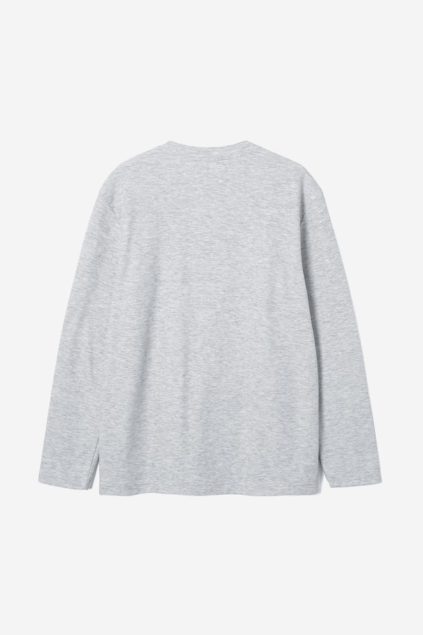 남성 베이직 코튼 라운드넥 긴팔 티셔츠(HB9LT05)는 일상, 출근룩, 겨울 데일리룩에 적합한 남성용 티셔츠입니다. 면과 폴리에스터 혼방 소재로 제작되어 부드러운 촉감과 적당한 두께감을 제공하며, 봄, 여름, 가을, 겨울 사계절 모두 활용 가능합니다. 무지 디자인에 레귤러 기장, 보통 핏으로 미니멀, 캐주얼, 클래식 스타일을 연출하기 좋습니다. 라운드넥과 긴 소매 디자인은 편안함을 더하며, 신축성이 있어 활동성을 높였습니다. 아이보리, LT-GREY, 블랙, 스카이 블루 4가지 색상으로 출시되었습니다.
