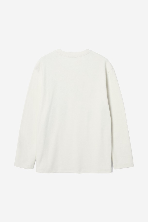 남성 베이직 코튼 라운드넥 긴팔 티셔츠(HB9LT05)는 부드러운 촉감의 면 소재로 제작되어 봄, 가을 시즌에 활용하기 좋은 얇은 두께의 긴팔 티셔츠입니다. 깔끔한 무지 디자인과 레귤러핏으로 제작되어 캐주얼, 미니멀, 클래식 스타일을 모두 소화할 수 있습니다. 라운드넥 디자인으로 데이트룩, 출근룩 등 다양한 TPO에 활용하기 좋으며, 베이직한 디자인으로 어떤 스타일에도 쉽게 매치할 수 있습니다. 화이트 컬러로 출시되어 다양한 하의와 조합하여 폭넓은 코디를 연출할 수 있는 기본 아이템입니다.
