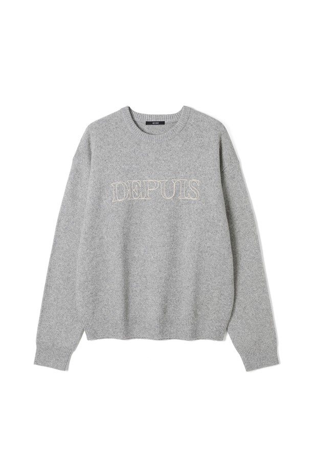 라이트 그레이 컬러의 남성 라운드넥 레터링 오버핏 니트(HBALK06)입니다. 봄, 여름, 가을, 겨울 사계절 모두 착용 가능하며, 캐주얼하고 베이직한 스타일을 연출합니다. 넉넉한 오버핏으로 편안한 착용감을 선사하며, 데이트룩, 카페룩 등 다양한 TPO에 활용하기 좋습니다. 나일론, 울, 아크릴 혼방 소재로 제작되어 부드러운 촉감을 자랑하며, 중간 두께감으로 간절기에도 적합합니다. 신축성은 약간 있으며, 비침 걱정 없이 착용할 수 있습니다.
