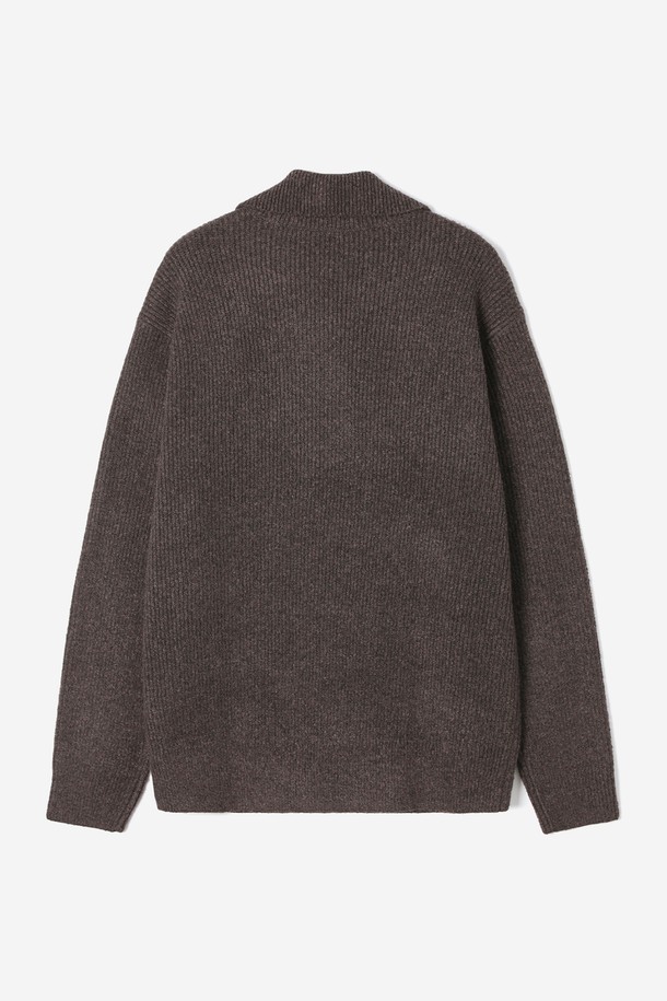 남성 하이넥 풀집업 카디건(HBAGD42)은 부드러운 촉감의 하찌조직으로 제작되어 봄, 여름, 가을, 겨울 사계절 내내 활용 가능한 베이직 스타일의 상의입니다. 루즈핏으로 편안한 착용감을 제공하며, 하이넥 디자인과 풀집업 여밈 방식으로 보온성을 더했습니다. 라이트 그레이와 브라운 두 가지 색상으로 출시되어 다양한 겨울 데일리룩에 매치하기 용이합니다. 심플한 디자인에 지퍼 조절이 가능하여 코트 안에 레이어드하여 입기에도 좋습니다. 밀란지 느낌으로 세련된 스타일을 연출할 수 있습니다. 아크릴, 폴리에스터, 폴리우레탄 혼방 소재로 제작되었습니다.
