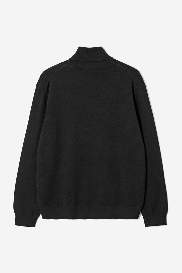 남성 베이직 터틀넥 니트(HBALK91)는 가을과 겨울, 쌀쌀한 계절에 포근함과 스타일을 동시에 선사하는 남성용 니트입니다. 부드러운 니트 소재로 제작되어 뛰어난 착용감을 자랑하며, 베이직한 디자인과 블랙 컬러는 어떤 스타일에도 쉽게 매치할 수 있습니다. 쌀쌀한 날씨에 출근룩이나 데이트룩에 세련된 클래식, 미니멀, 캐주얼 스타일을 더해보세요. 레귤러 기장의 베이직핏으로 제작되었으며, 긴 소매와 터틀넥 디자인이 보온성을 높여줍니다.
