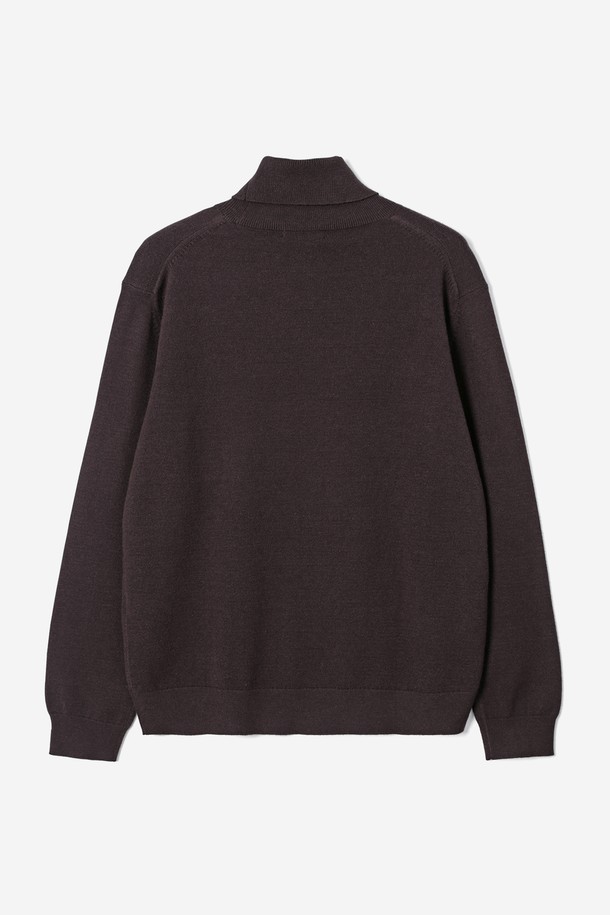 남성 베이직 터틀넥 니트(HBALK91)는 가을, 겨울 시즌에 어울리는 남성용 니트 스웨터입니다. 부드러운 울 소재로 제작되어 뛰어난 착용감을 선사하며, 레귤러핏과 긴 소매 기장으로 편안한 활동성을 보장합니다. 베이직한 디자인에 브라운 컬러와 무지 패턴이 더해져 다양한 스타일의 연출이 가능하며, 출근룩이나 데이트룩과 같은 TPO에 폭넓게 활용할 수 있습니다. 클래식, 미니멀, 캐주얼 등 어떤 스타일에도 잘 어울리는 활용도 높은 아이템입니다. 두꺼운 두께감의 터틀넥 디자인으로 따뜻함과 스타일을 동시에 잡을 수 있습니다.
