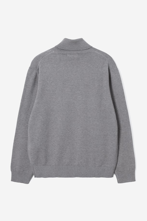 남성 베이직 터틀넥 니트(HBALK91)는 가을, 겨울 시즌에 어울리는 남성용 니트 스웨터입니다. 울 소재로 제작되어 부드러운 촉감을 선사하며, 레귤러핏과 긴 소매 기장으로 편안한 착용감을 제공합니다. 베이직하고 미니멀한 스타일의 디자인으로, 출근룩 및 비즈니스 캐주얼에 활용하기 좋습니다. 그레이 컬러의 무지 패턴에 두꺼운 두께감과 터틀넥 디자인으로 클래식하고 세련된 분위기를 연출합니다.
