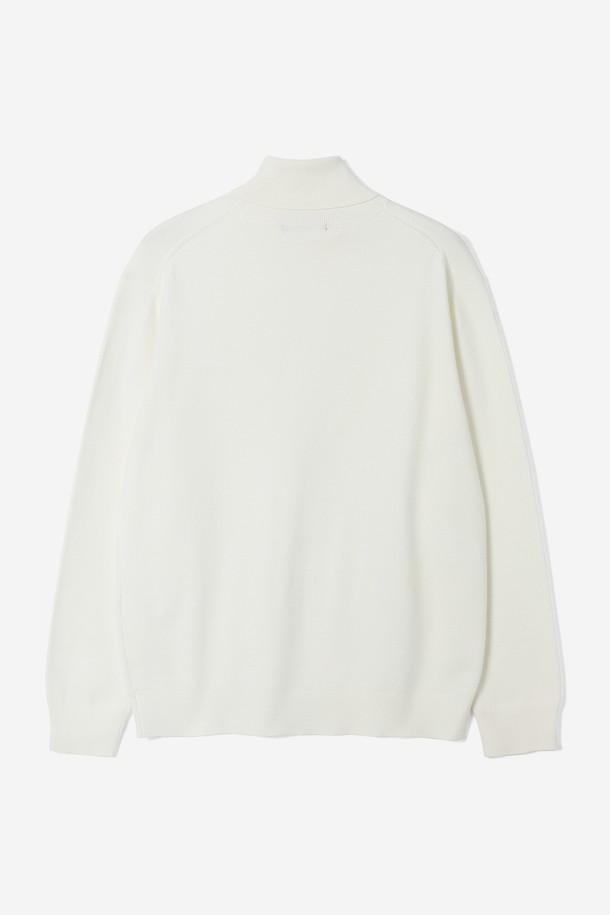 남성 베이직 터틀넥 니트(HBALK91)는 가을, 겨울 시즌에 어울리는 남성용 니트입니다. 베이직한 디자인과 미니멀한 스타일로, 출근룩과 데이트룩 등 다양한 TPO에 활용하기 좋습니다. 부드러운 촉감의 니트 소재로 제작되었으며, 두꺼운 두께감으로 따뜻하게 착용할 수 있습니다. 화이트와 아이보리 두 가지 색상으로 제공되며, 긴소매와 베이직핏, 터틀넥 디자인이 특징입니다. 무지 패턴으로 어떤 스타일에도 쉽게 매치할 수 있는 기본 아이템입니다.
