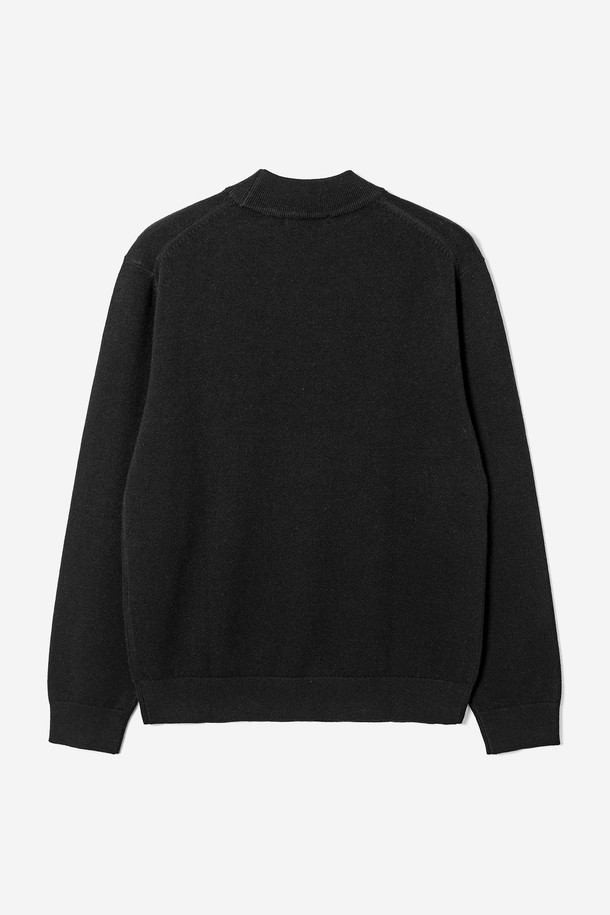 세련된 남성 스타일을 완성할 모크넥 스웨터(HBALK90)입니다. 부드러운 니트 소재로 제작되어 뛰어난 착용감을 선사하며, 가을과 겨울철 따뜻하게 몸을 감싸줍니다. 미니멀하고 베이직한 디자인으로 다양한 룩에 매치하기 용이하며, 레귤러핏과 긴소매, 무지 패턴이 세련된 분위기를 더합니다. 두꺼운 두께감과 모크넥 디자인은 보온성을 높여주어 쌀쌀한 날씨에도 든든하게 착용할 수 있습니다. 일상 속에서 편안하면서도 스타일리시하게 연출해보세요.
