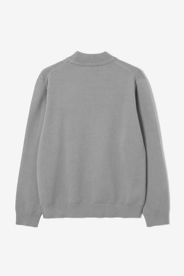 남성 모크넥 스웨터(HBALK90)는 가을과 겨울에 착용하기 좋은 남성용 니트 스웨터입니다. 부드러운 촉감의 니트 소재로 제작되었으며, 레귤러핏에 긴 소매 기장으로 편안한 착용감을 선사합니다. 차분하고 세련된 그레이 컬러와 미니멀한 디자인은 어떤 옷에도 잘 어울려 일상 및 출근룩에 활용하기 좋습니다. 모크넥 디자인으로 보온성을 높였으며, 두꺼운 두께감으로 따뜻하게 착용할 수 있습니다. 베이직한 스타일로 유행을 타지 않고 오랫동안 즐겨 입을 수 있는 아이템입니다.
