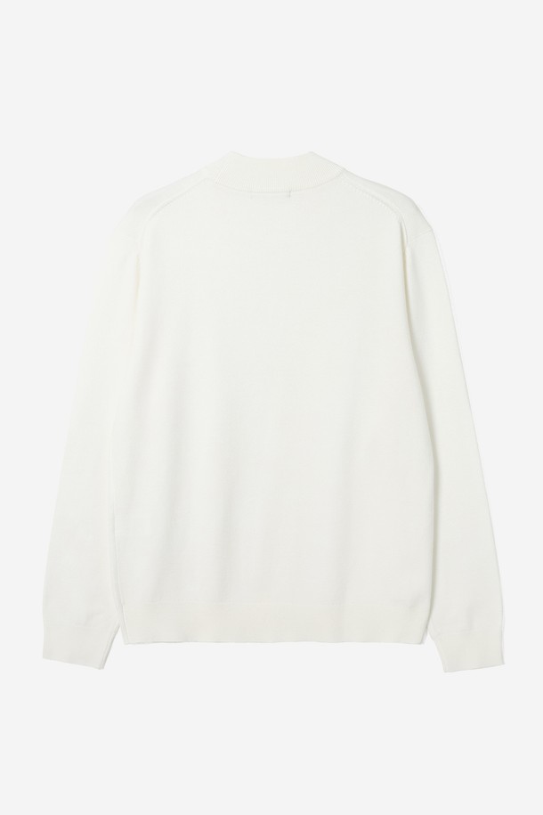 남성 모크넥 스웨터(HBALK90)는 가을과 겨울에 따뜻하게 착용할 수 있는 두꺼운 니트 소재의 긴소매 스웨터입니다. 부드러운 촉감의 레귤러핏으로 제작되었으며, 미니멀하고 베이직한 스타일을 연출합니다. 깔끔한 무지 디자인과 모크넥 라인이 특징이며, 출근룩이나 비즈니스 캐주얼에 활용하기 좋습니다. 다양한 스타일을 소화할 수 있는 활용도 높은 아이템으로, 미니멀, 클래식, 캐주얼 룩을 즐겨 입는 남성분들께 추천합니다. 화이트 컬러로 어떤 하의에도 매치하기 용이합니다.
