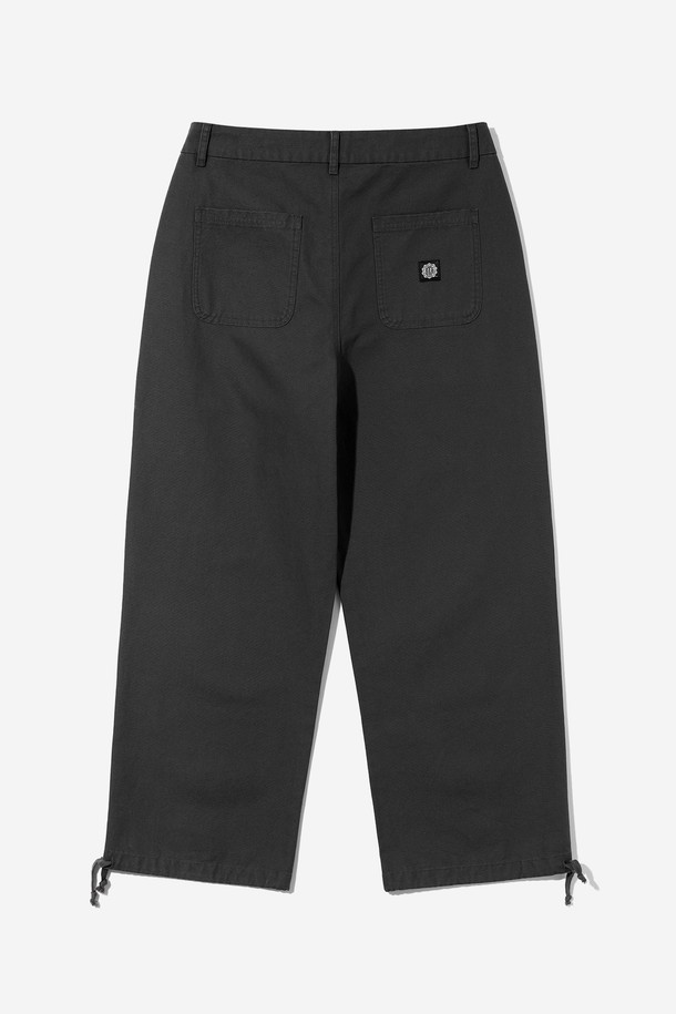 남녀공용 레트로 프레피 우븐 와이드 워크 팬츠[BLACK](UB9LP21_39)는 봄, 가을 시즌에 어울리는 워크 팬츠입니다. 블랙 컬러의 무지 디자인으로, 레트로와 프레피 스타일을 동시에 연출할 수 있습니다. 우븐 소재로 제작되어 편안한 착용감을 선사하며, 와이드핏으로 트렌디한 스타일을 완성합니다. 일상복으로 활용하기 좋으며, 다양한 상의와 매치하여 클래식한 룩을 연출할 수 있습니다. 
