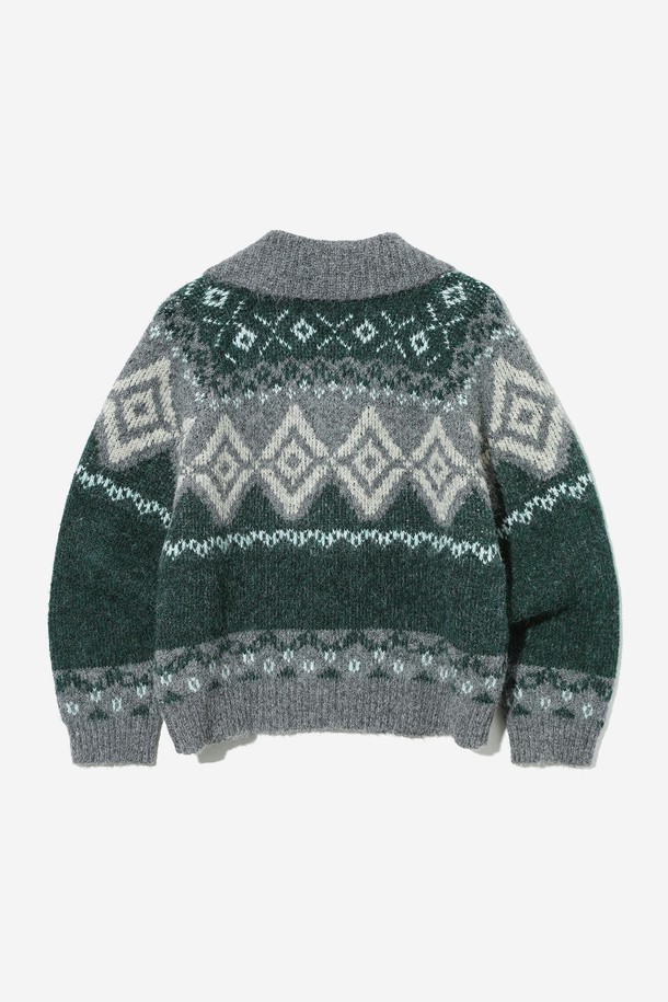 여성 노르딕 패턴 칼라넥 집업 카디건[GREEN](UBAGD50_66)은 울 소재로 제작되어 부드러운 촉감을 선사하는 두꺼운 두께의 긴소매 카디건입니다. 그린 컬러에 노르딕 패턴이 더해져 캐주얼하면서도 클래식한 분위기를 연출합니다. 칼라넥 디자인과 집업 여밈 방식으로 편안하게 착용할 수 있으며, 일상에서 따뜻하게 입기 좋습니다. 레귤러핏으로 제작되어 다양한 스타일과 매치하기 용이합니다. 가을, 겨울 시즌에 어울리는 필수 아이템입니다.
