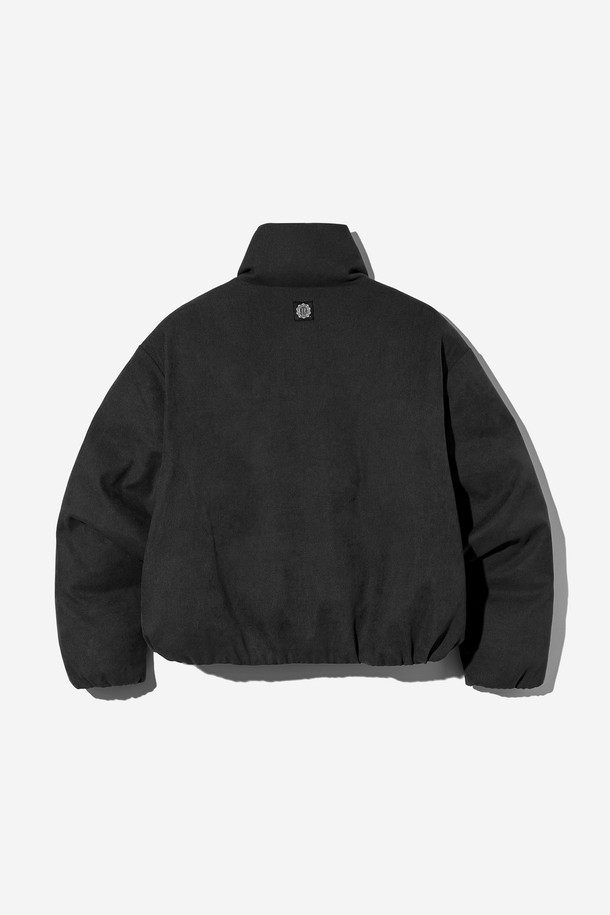 여성 데일리 속사시 숏 패딩 재킷[BLACK](UBAUJ50_39)은 겨울철 추위를 막아줄 루즈핏 숏 패딩입니다. 부드러운 촉감의 나일론 소재로 제작되었으며, 캐주얼하고 베이직한 스타일을 연출합니다. 하이넥 디자인과 지퍼 여밈 방식으로 편안하게 착용할 수 있으며, 블랙 컬러의 무지 디자인으로 어떤 옷에도 쉽게 매치할 수 있습니다. 넉넉한 핏과 두꺼운 두께감으로 따뜻함을 제공하며, 숏패딩 특유의 경쾌한 느낌을 더합니다. 일상복으로 활용하기 좋은 실용적인 아이템입니다.
