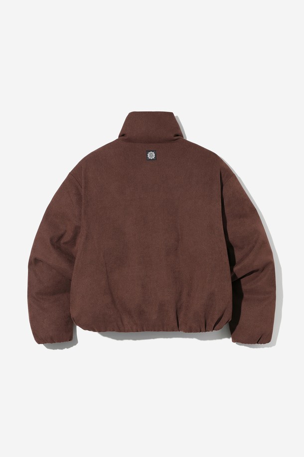 여성 데일리 속사시 숏 패딩 재킷[BROWN](UBAUJ50_55)은 추운 겨울, 포근하고 스타일리시하게 연출하기 좋은 아우터입니다. 부드러운 촉감의 폴리에스테르 소재로 제작되어 편안한 착용감을 선사하며, 넉넉한 루즈핏과 숏 기장으로 활동성을 높였습니다. 브라운 컬러의 무지 디자인은 어떤 스타일에도 쉽게 매치할 수 있는 베이직한 매력을 더합니다. 퍼프 소매와 스탠드 칼라 디테일이 돋보이며, 집업 방식으로 간편하게 여밀 수 있습니다. 집콕룩, 산책룩 등 데일리룩에 활용하기 좋은 캐주얼, 미니멀, 클래식 스타일의 숏패딩입니다.
