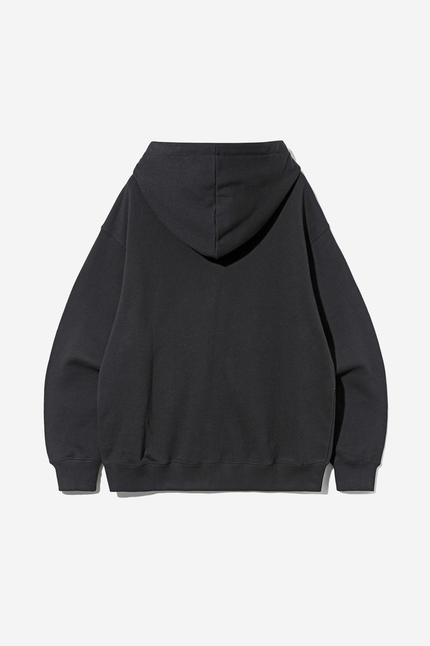 남녀공용 레트로 프레피 후드집업[블랙](UBBGD90_39)은 봄, 가을에 착용하기 좋은 두꺼운 면 소재의 후드집업입니다. 레트로 무드와 프레피 스타일을 결합하여 캐주얼한 느낌을 줍니다. 블랙 컬러에 로고 패턴이 돋보이며, 긴 소매와 레귤러핏으로 편안하게 착용할 수 있습니다. 크롭 기장으로 트렌디함을 더했으며, 후드와 포켓 디테일이 실용성을 높였습니다. 
