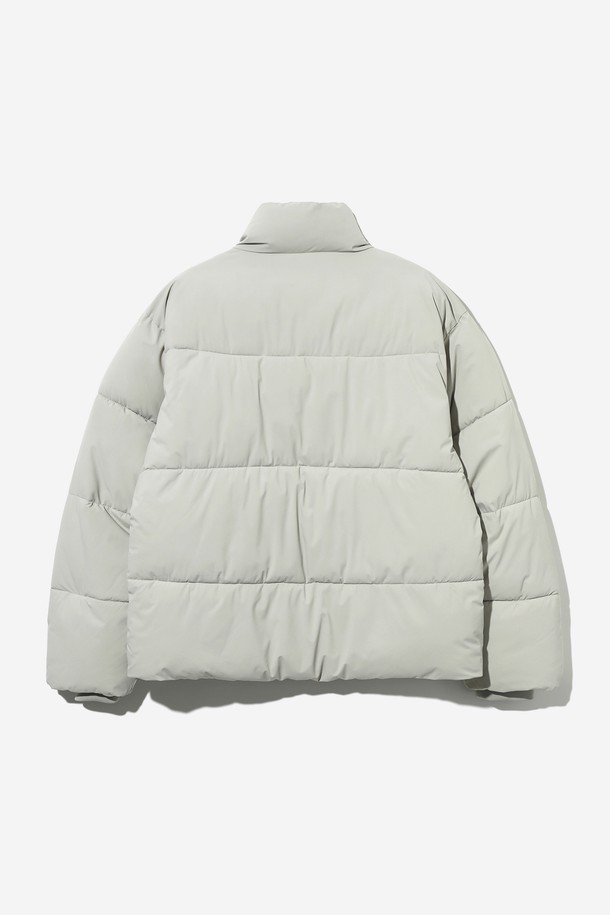 남녀공용 베이직 데일리 숏푸퍼[LT-BEIGE](UBAUJ88_23)는 겨울철 일상과 여행룩에 적합한 아우터입니다. 라이트 베이지 컬러의 무지 디자인으로, 캐주얼하고 미니멀한 스타일을 연출합니다. 숏 기장의 오버핏 패딩으로, 두꺼운 두께감과 부드러운 촉감, 퀼팅 디테일이 특징입니다. 집업 방식으로 간편하게 착용 가능하며, 긴 소매 디자인으로 보온성을 높였습니다. 폴리에스터 소재로 제작되어 편안하게 착용할 수 있습니다.
