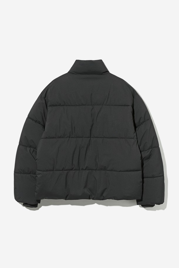 남녀공용 베이직 데일리 숏푸퍼[BLACK](UBAUJ88_39)는 겨울철 데일리룩에 활용하기 좋은 아우터입니다. 블랙 컬러의 무지 디자인으로 미니멀, 클래식, 캐주얼 스타일을 연출하기 용이합니다. 나일론과 폴리에스테르 혼방 소재로 제작되어 부드러운 촉감과 두꺼운 두께감으로 따뜻함을 제공합니다. 숏 기장의 레귤러핏 푸퍼 스타일로, 지퍼 여밈 방식과 긴 소매 기장이 특징입니다. 안감과 패딩 충전재로 보온성을 높여 겨울철 추위에도 끄떡없는 아이템입니다.
