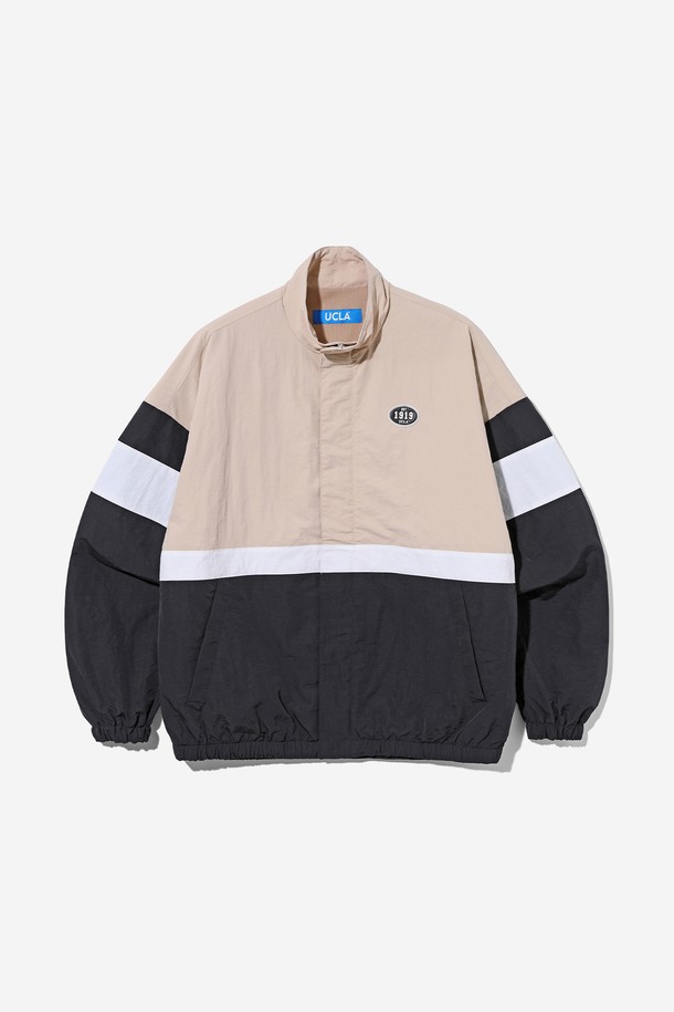 남녀공용 스포티브 배색 바람막이[BEIGE](UB9UJ20_25)는 일상 및 스포츠 활동에 적합한 아우터입니다. 베이지 및 블랙 컬러 배색으로 스포티한 무드를 연출하며, 봄, 가을 간절기에 활용하기 좋습니다. 얇은 두께의 나일론 소재로 제작되어 가볍고 편안하며, 방풍 기능을 갖춰 활동성을 높였습니다. 레귤러핏과 집업 스타일로 편안한 착용감을 선사하며, 배색 디자인이 돋보이는 긴 소매 바람막이입니다.
