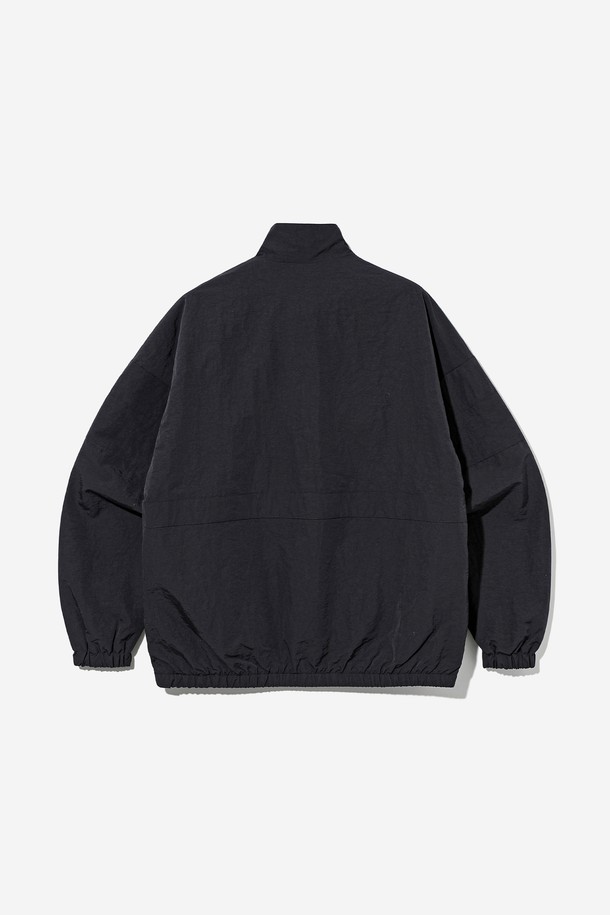 남녀공용 스포티브 배색 바람막이[BLACK](UB9UJ20_39)는 가볍고 활동적인 착용감을 제공하는 블랙 컬러의 바람막이입니다. 나일론 소재로 제작되어 얇고 부드러운 촉감이 특징이며, 방풍 기능을 갖춰 봄, 가을 간절기에 유용하게 활용할 수 있습니다. 스포티한 무드의 디자인으로, 러닝룩, 등산룩, 피트니스룩 등 다양한 스포츠 활동은 물론 캐주얼, 고프코어 스타일에도 잘 어울립니다. 오버핏으로 편안하게 착용 가능하며, 배색 디테일이 포인트로 들어가 디자인의 완성도를 높였습니다. 집업 스타일과 긴 소매 기장으로 활동성을 더했습니다.
