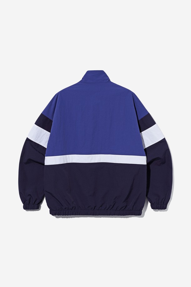 남녀공용 스포티브 배색 바람막이[블루]는 봄, 여름 시즌에 적합한 오버핏 바람막이입니다. 나일론 소재로 제작되어 가볍고 시원한 착용감을 제공하며, 일상 및 스포츠 활동 모두에 활용 가능합니다. 블루, 네이비, 화이트 컬러 배색과 크롭 기장, 긴소매 디자인으로 스포티한 스타일을 연출합니다. 스냅 여밈 방식과 얇은 두께, 컬러블록 디자인으로 포인트를 더했습니다. 활동적인 당신에게 스타일과 실용성을 동시에 선사하는 아이템입니다.
