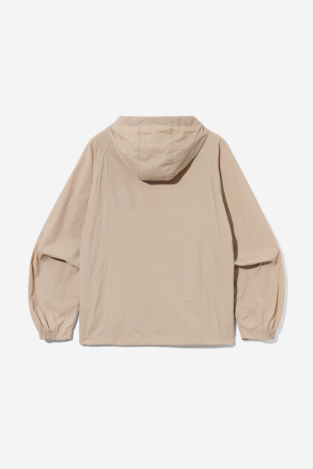 남녀공용 베이직 나일론 바람막이[BEIGE](UB9UJ90_25)는 가볍고 부드러운 촉감의 나일론 소재로 제작되어 봄, 가을 간절기에 활용하기 좋습니다. 베이직한 디자인과 레귤러 핏으로 캐주얼하고 미니멀한 스타일을 연출하며, 후드와 집업 여밈 방식으로 편안함을 더했습니다. 베이지 컬러에 로고 패턴이 포인트로 들어가 일상복은 물론 여행룩, 산책룩 등 다양한 TPO에 매치하기 좋습니다. 방풍 기능으로 갑작스러운 날씨 변화에도 쾌적하게 착용할 수 있습니다.
