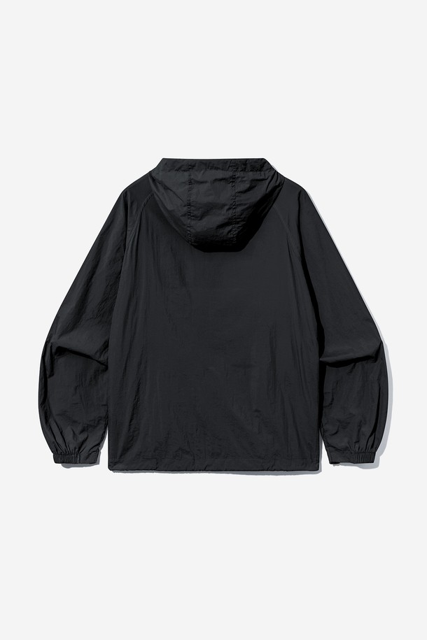 남녀공용 베이직 나일론 바람막이[BLACK](UB9UJ90_39)는 일상과 산책룩에 적합한 레귤러 핏 바람막이입니다. 무지 디자인의 블랙 컬러로, 캐주얼 및 미니멀 스타일을 연출하기 좋습니다. 부드러운 촉감의 얇은 두께감과 긴 소매 기장으로 간절기에 활용하기 좋으며, 집업 방식으로 편안하게 착용할 수 있습니다. 방풍 기능이 있어 쌀쌀한 날씨에도 쾌적하게 활동할 수 있습니다. 베이직한 디자인으로 다양한 스타일에 매치하기 용이합니다.
