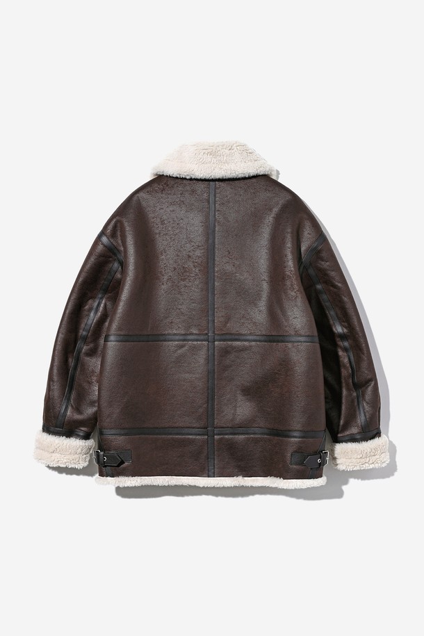 남녀공용 프레피 씰 로고 버클 무스탕[BROWN](UBAMU20_55)은 가을과 겨울에 따뜻하고 스타일리시하게 연출할 수 있는 아우터입니다. 브라운 컬러의 레귤러핏 무스탕으로, 캐주얼하면서도 프레피한 무드를 연출합니다. 안감은 퍼 소재로 제작되어 부드러운 촉감과 뛰어난 보온성을 제공하며, 긴 소매와 버클, 집업 여밈 방식으로 편안하게 착용할 수 있습니다. 씰 로고 패턴이 돋보이며, 데이트룩과 출근룩 등 다양한 TPO에 활용 가능합니다. 두꺼운 두께감으로 추운 날씨에도 따뜻함을 유지해 줍니다.
