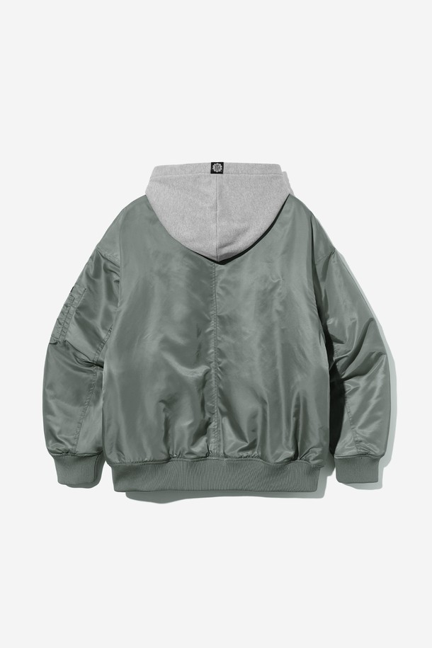 남녀공용 데일리 스몰로고 MA1 점퍼[GREY](UBAUJ22_35)는 캐주얼, 스포티 무드를 연출하는 남녀공용 점퍼입니다. 봄, 가을 시즌에 적합하며, 부드러운 촉감의 나일론 소재로 제작되었습니다. 레귤러핏으로 편안하게 착용 가능하며, 집업 스타일로 간편하게 여밀 수 있습니다. 크롭 기장에 스몰 로고 디테일이 돋보이는 MA1 스타일의 점퍼로, 데일리 및 일상복으로 활용하기 좋습니다. 그레이 컬러로 다양한 스타일과 쉽게 매치할 수 있습니다.
