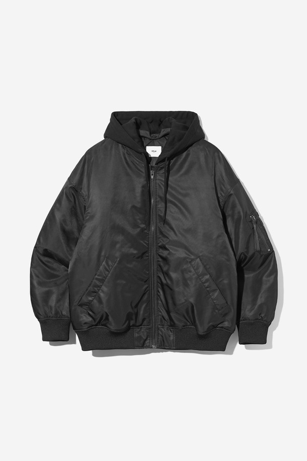 남녀공용 데일리 스몰로고 MA1 점퍼[BLACK](UBAUJ22_39)는 캐주얼, 스트릿, 미니멀 스타일을 즐겨 입는 분들을 위한 아이템입니다. 봄, 가을 시즌에 적합하며, 나일론 소재로 제작되어 부드러운 촉감을 선사합니다. 레귤러핏으로 편안하게 착용 가능하며, 집업 스타일로 간편하게 여밀 수 있습니다. MA1 점퍼 디자인에 스몰 로고 디테일이 더해져, 데일리룩에 포인트를 더해줍니다.