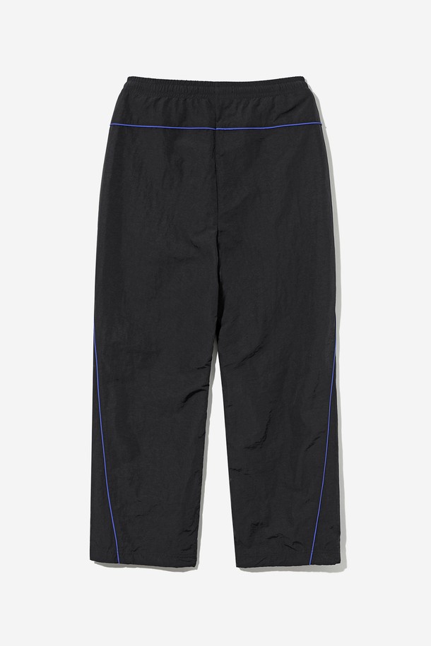 남녀공용 스포티브 배색 파이프 벌룬 와이드 팬츠[BLACK](UB9LP44_39)는 스포티한 무드의 블랙 컬러 와이드 벌룬 핏 팬츠입니다. 봄, 여름, 가을 시즌에 활용하기 좋으며, 일상복뿐만 아니라 피트니스룩, 캠핑룩 등 다양한 TPO에 매치할 수 있습니다. 밴딩 처리되어 편안한 착용감을 제공하며, 파이프 라인 디테일로 포인트를 더했습니다. 루즈핏으로 제작되어 활동성을 높였으며, 스포티, 캐주얼, 미니멀 스타일을 모두 소화할 수 있습니다.
