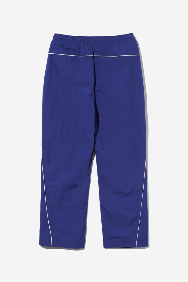 남녀공용 스포티브 배색 파이프 벌룬 와이드 팬츠[BLUE]는 봄, 여름 시즌에 활용하기 좋은 와이드 핏의 긴바지입니다. 스포티한 무드를 연출하며, 일상복으로 편안하게 착용할 수 있습니다. 허리 밴딩 처리로 활동성을 높였으며, 파이프 라인 배색 디테일이 돋보입니다. 루즈핏으로 제작되어 편안한 착용감을 선사하며, 미니멀하고 캐주얼한 스타일을 완성합니다. 블루 컬러로 시원하고 산뜻한 느낌을 줍니다.
