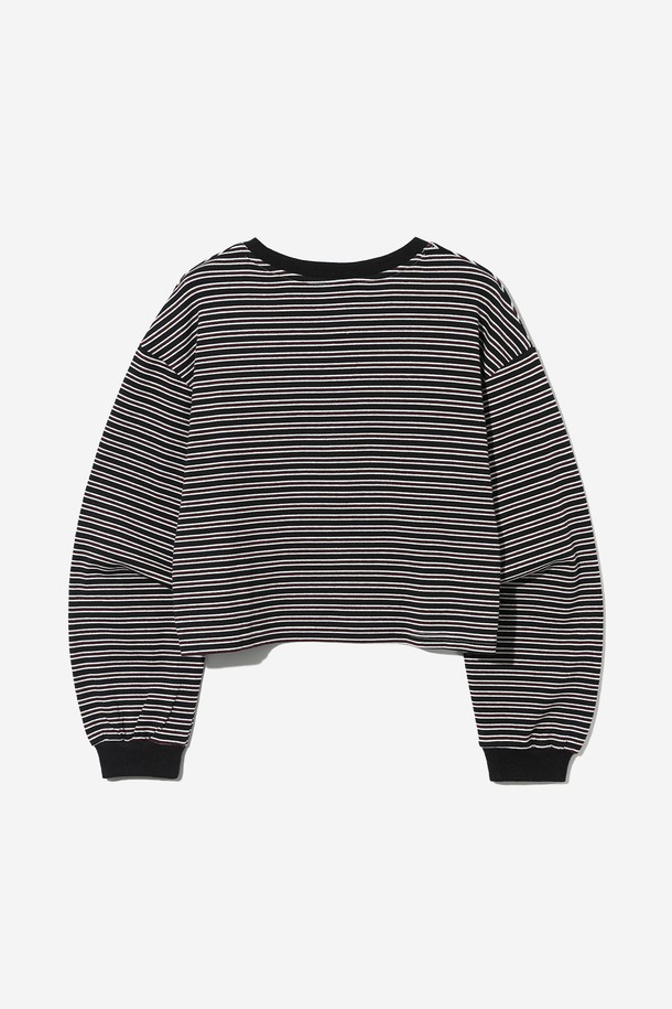 UCLA 여성 라운드 스트라이프 스웻 셔츠[BLACK]는 캐주얼하고 미니멀한 스타일을 추구하는 여성들을 위한 제품입니다. 부드러운 면 소재로 제작되어 편안한 착용감을 선사하며, 두꺼운 두께감으로 따뜻하게 입을 수 있습니다. 라운드넥과 긴 소매, 루즈핏 디자인이 특징이며, 크롭 기장으로 트렌디함을 더했습니다. 블랙 컬러 바탕에 스트라이프 패턴이 더해져 베이직하면서도 세련된 느낌을 줍니다. 봄, 가을, 겨울 모두 활용 가능한 활용도 높은 아이템입니다.
