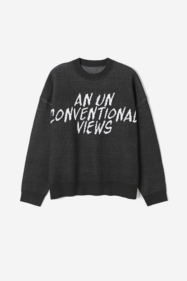 **남성 자카드 레터링 오버핏 니트(HBALK10)**는 가을, 겨울 시즌에 어울리는 남성용 니트 스웨터입니다. 블랙 컬러에 캐주얼, 스트리트 스타일을 더했으며, 부드러운 울과 아크릴 혼방 소재로 제작되어 편안한 착용감을 선사합니다. 라운드넥 디자인에 긴소매, 두꺼운 두께감으로 따뜻함을 유지하며, 오버핏으로 트렌디한 스타일을 연출합니다. 특히, 자카드 레터링 패턴이 돋보이는 디자인으로 포인트를 더했습니다.
