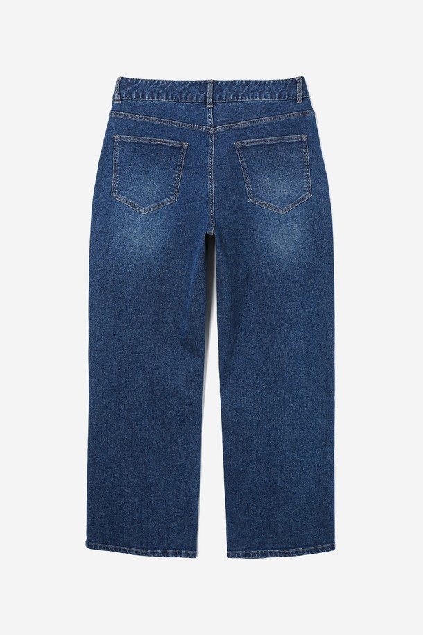 남성 세미 와이드핏 데님 팬츠(HB9DP07)는 캐주얼, 미니멀, 클래식 스타일을 아우르는 데님 팬츠입니다. 봄, 여름, 가을 3계절 착용 가능하며, 일상복으로 활용하기 좋습니다. 뻣뻣한 촉감의 데님 소재, 세미 와이드핏으로 편안하면서도 스타일리시한 핏을 연출합니다. 숏 기장의 무지 블루 컬러로, 5포켓 디자인이 특징입니다. 베이직한 디자인으로 다양한 상의와 매치하여 폭넓은 스타일을 소화할 수 있습니다.
