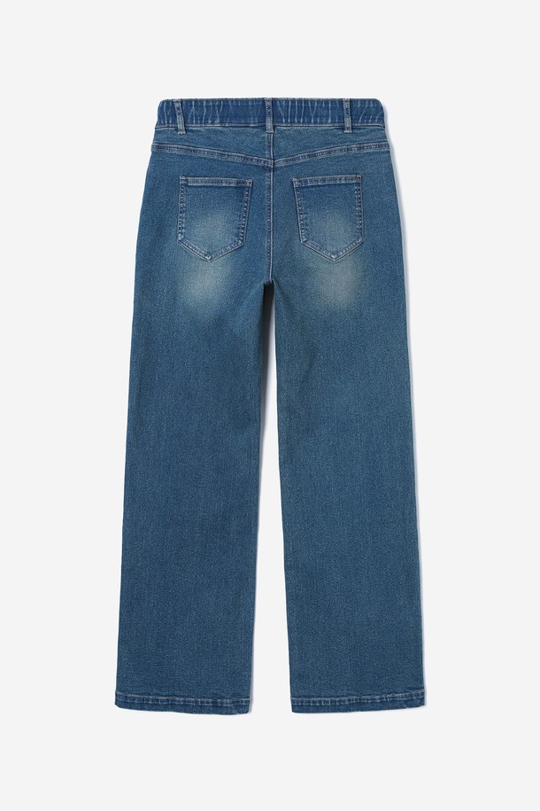 여성 세미와이드핏 데님 팬츠(HB9DP50)는 캐주얼 및 미니멀 스타일을 지향하는 여성 고객을 위한 데님 팬츠입니다. 봄, 여름, 가을 세 계절에 걸쳐 활용 가능하며, 일상복으로 편안하게 착용하기 좋습니다. 무지 디자인의 블루 컬러로 어떤 상의와도 쉽게 매치할 수 있습니다. 세미와이드핏으로 다리가 길어 보이는 효과를 주며, 데님 소재 특유의 내추럴한 멋을 살렸습니다. 밴딩이 없어 깔끔한 핏을 연출합니다.
