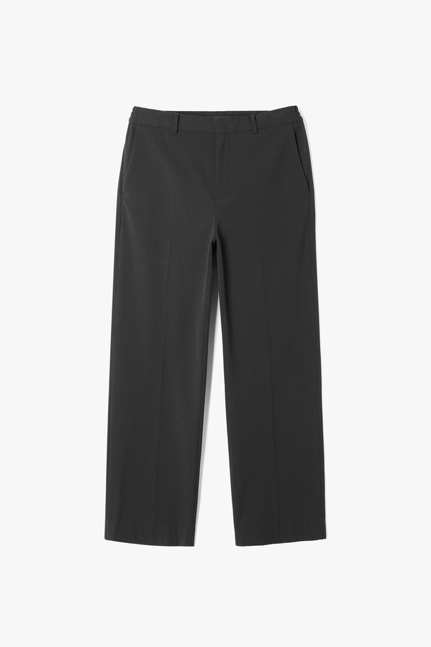 **남성 기모 세미와이드 슬랙스(HBALP10)**는 가을, 겨울철에 착용하기 좋은 남성용 슬랙스입니다. 베이직하고 클래식한 스타일로, 출근룩이나 비즈니스 캐주얼에 적합하며, 미니멀하고 캐주얼한 스타일 연출에도 용이합니다. 부드러운 촉감의 기모 안감과 두꺼운 두께감으로 보온성을 높였으며, 레귤러핏의 세미와이드 디자인이 편안한 착용감을 선사합니다. 블랙 컬러의 무지 디자인으로 어떤 상의와도 쉽게 매치하여 다양한 스타일을 연출할 수 있습니다.
