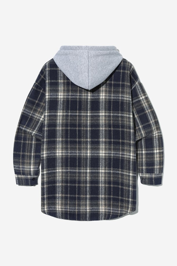 네이비, 화이트, 그레이 색상으로 구성된 여성 레이어드 체크 후드 셔츠(UBALS50)입니다. 부드러운 면 소재로 제작되어 가을, 겨울철 일상에서 편안하게 착용하기 좋습니다. 레귤러 핏에 긴 소매 기장으로, 캐주얼하고 미니멀한 스타일을 연출합니다. 체크 패턴과 레이어드 디자인이 특징이며, 후드 네크라인으로 포인트를 더했습니다. 두꺼운 두께감으로 따뜻함을 유지하며, 다양한 스타일 연출에 활용할 수 있습니다.
