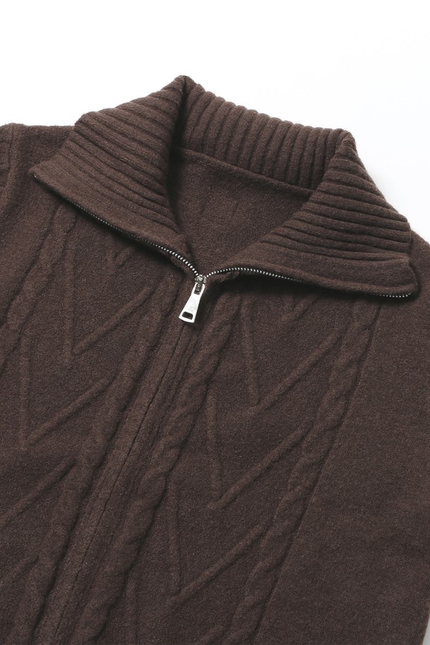 **여성 하이넥 니트 집업(UBBGD54)**은 데일리룩, 출근룩, 모임룩에 모두 잘 어울리는 여성용 니트 집업입니다. 아이보리(IVORY), 챠콜 그레이(CH-GREY), 브라운(BROWN) 세 가지 색상으로 제공되며, 가을과 겨울에 입기 좋습니다. 나일론, 아크릴, 폴리에스터 혼방 소재로 제작되어 부드러운 촉감을 선사하며, 세미 오버핏과 크롭 기장으로 트렌디한 스타일을 연출합니다. 하이넥 디자인과 투웨이 지퍼, 테이블 니트 조직이 특징이며, 미니멀, 클래식, 시크 스타일을 즐기는 여성분들께 추천합니다. 신축성이 있으며 비침은 거의 없습니다.
