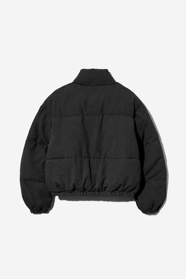 부드러운 촉감의 크림 컬러 여성 코듀로이 숏 패딩(UBBUJ50)입니다. 캐주얼하고 미니멀한 스타일로, 겨울철 일상에서 따뜻하게 착용하기 좋습니다. 오버핏 디자인과 크롭 기장으로 트렌디함을 더했으며, 집업 여밈 방식으로 간편하게 입고 벗을 수 있습니다. 두꺼운 두께감의 코듀로이 소재로 보온성을 높였으며, 긴 소매 기장으로 더욱 포근한 착용감을 선사합니다. 무지 디자인으로 다양한 룩에 매치하기 용이합니다.
