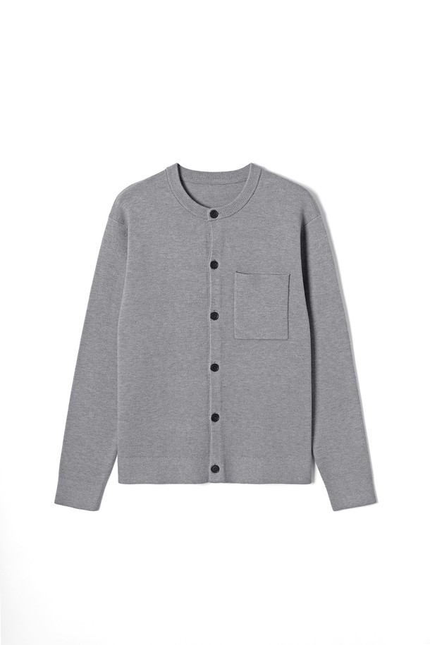 남성 베이직 라운드넥 버튼 카디건(HB9GD01)은 봄, 가을 간절기에 적합한 남성용 니트/스웨터입니다. 미니멀하고 베이직한 스타일로, 출근룩 및 비즈니스 캐주얼에 활용하기 좋습니다. 부드러운 촉감의 나일론, 레이온, 폴리에스터 혼방 소재로 제작되었으며, 세미루즈핏으로 편안하게 착용 가능합니다. 라운드넥 디자인에 가슴 포켓 디테일과 버튼 다운 스타일이 특징이며, 단독 또는 이너로 활용하여 다양한 레이어드 스타일링을 연출할 수 있습니다. 색상은 블랙(BLACK)과 멜란지 그레이(M-GREY) 두 가지로 구성되었습니다.
