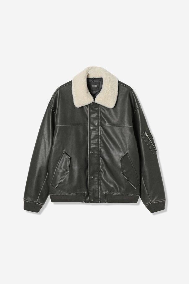 남성 퍼(Fur) 탈착 페이크 레더 패딩 점퍼(HBALE11)는 겨울철 스타일과 보온성을 동시에 잡을 수 있는 아우터입니다. 부드러운 촉감의 페이크 레더 소재와 넉넉한 루즈핏, 오버핏으로 편안한 착용감을 선사하며, 탈착 가능한 퍼(Fur) 디테일로 다양한 스타일 연출이 가능합니다. 무지 패턴에 비대칭 포켓 디자인과 절개 라인 디테일이 더해져 캐주얼, 미니멀, 스트릿 등 폭넓은 스타일을 소화합니다. 두꺼운 두께감으로 겨울철 두꺼운 이너와 함께 착용하여 보온성을 높일 수 있으며, 블랙, 딥 브라운 두 가지 컬러로 만나보실 수 있습니다.
