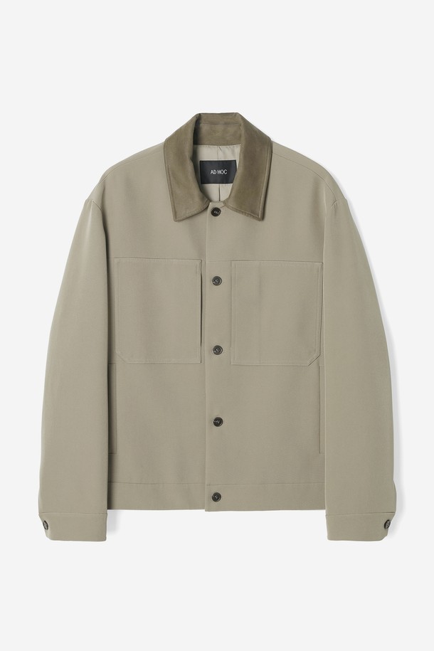 남성 T/R 빅 더블 아웃 포켓 트러커(HB9UJ01)는 다크베이지와 블랙 두 가지 색상으로 출시된 남성용 트러커 재킷입니다. 봄, 여름, 가을, 겨울 사계절 모두 착용 가능하며, 캐주얼 및 워크웨어 스타일 연출에 적합합니다. 루즈핏으로 편안함을 더했으며, 무지 디자인에 오각형 모양의 가슴 포켓, 대비색상 칼라, 밑단 스트링 조절 기능이 돋보입니다. 폴리에스테르와 폴리우레탄 혼방 소재로 제작되어 부드러운 촉감을 선사하며, 주름 방지 기능으로 관리가 용이합니다. 버튼 여밈 방식의 레귤러 기장으로 다양한 스타일링에 활용할 수 있습니다.
