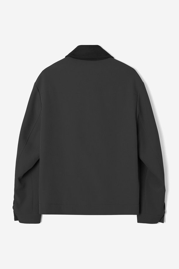 남성 T/R 빅 더블 아웃 포켓 트러커(HB9UJ01)는 캐주얼과 워크웨어 스타일을 넘나드는 남성용 트러커 재킷입니다. 다크베이지와 블랙 두 가지 색상으로 출시되었으며, 넉넉한 루즈핏과 세미 루즈핏으로 편안한 착용감을 선사합니다. 가슴 펜타곤 포켓 디테일과 칼라 배색이 돋보이며, 하단 스트링 조절이 가능하여 다양한 스타일 연출이 용이합니다. 폴리에스테르와 폴리우레탄 혼방 소재로 제작되어 구김이 적고 부드러운 촉감을 자랑합니다. 중간 두께감과 긴 소매 기장으로 간절기부터 초겨울까지 폭넓게 활용할 수 있습니다.
