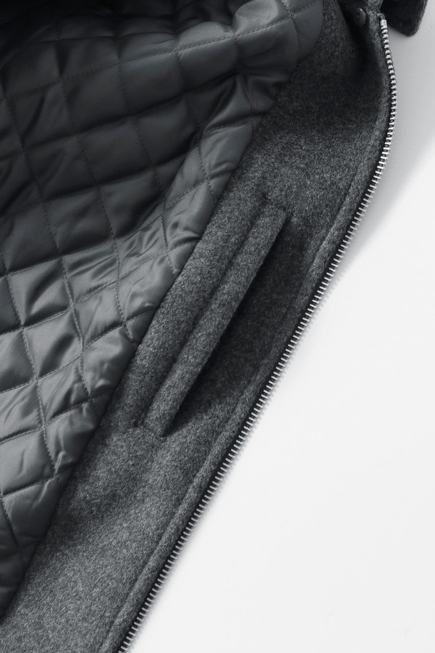 남성 페이크퍼 탈착 브러시 점퍼(HBAUJ41)는 캐주얼, 미니멀, 클래식 스타일을 아우르는 남성용 점퍼입니다. 그레이와 네이비 두 가지 색상으로 출시되었으며, 세미오버핏으로 편안한 착용감을 선사합니다. 겨울철 보온성을 높여주는 두꺼운 두께감과 부드러운 촉감의 아크릴, 폴리에스터 혼방 소재로 제작되었습니다. 페이크퍼 탈착이 가능하며, 사이드 립 디테일, 블루종 스타일, 퀼팅 안감이 특징입니다. 집업 방식으로 간편하게 착용할 수 있으며, 레귤러 기장의 긴소매 디자인으로 다양한 스타일 연출에 용이합니다.
