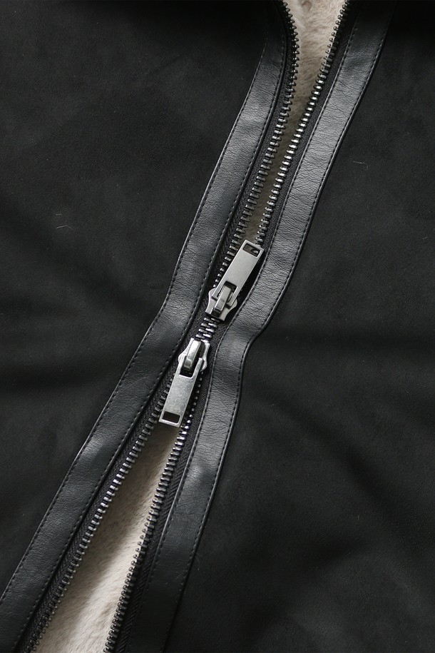 남성 페이크 스웨이드 오버핏 무스탕(HBBMU40)은 부드러운 촉감의 페이크 스웨이드와 인조 퍼를 합포하여 보온성을 높인 겨울철 필수 아우터입니다. 다크그레이와 블랙 두 가지 색상으로 출시되었으며, 넉넉한 오버핏으로 두꺼운 이너와 함께 편안하게 착용 가능합니다. 캐주얼, 포멀 등 다양한 스타일을 연출할 수 있으며, 출근룩이나 모임룩에도 적합합니다. 활동성을 고려한 디자인과 실용적인 포켓 디테일이 돋보입니다. 집업 방식으로 간편하게 착용할 수 있으며, 미니멀하고 클래식한 분위기를 자아냅니다.
