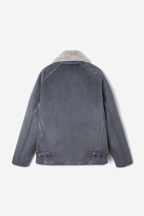 남성 페이크 스웨이드 오버핏 무스탕(HBBMU40)은 부드러운 촉감의 인조 스웨이드 소재와 따뜻한 인조 퍼 안감으로 제작되어 겨울철 보온성을 높였습니다. 다크그레이와 블랙 두 가지 색상으로 출시되었으며, 넉넉한 오버핏 실루엣과 집업 여밈 방식, 포켓 디테일이 특징입니다. 캐주얼, 미니멀, 클래식 스타일을 아우르며, 일상, 캐주얼, 포멀한 차림새에도 잘 어울립니다. 출근룩으로도 활용 가능한 베이직하고 심플한 디자인의 무스탕입니다.
