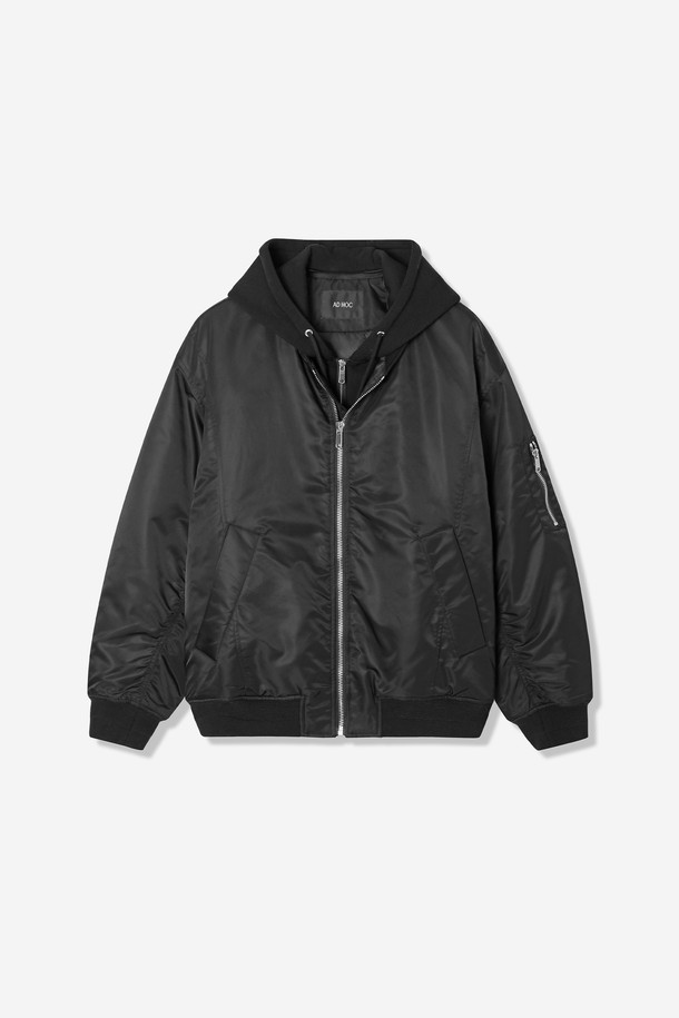 남성 어반 시크 레이어드 후드 항공 점퍼(HBAUJ42)는 캐주얼과 스트리트, 미니멀 스타일을 아우르는 아우터입니다. 그레이와 블랙 두 가지 색상으로 출시되었으며, 봄, 가을에 적합한 보통 두께의 제품입니다. 루즈핏과 오버핏으로 편안한 착용감을 선사하며, 후드 탈부착이 가능하여 다양한 스타일 연출이 가능합니다. 폴리에스테르, 레이온, 폴리우레탄 혼방 소재로 제작되어 부드러운 촉감을 느낄 수 있으며, 팔 포켓과 립 디테일이 돋보입니다. 집업 방식으로 간편하게 착용할 수 있으며, 레이어드 스타일 연출에 용이합니다.
