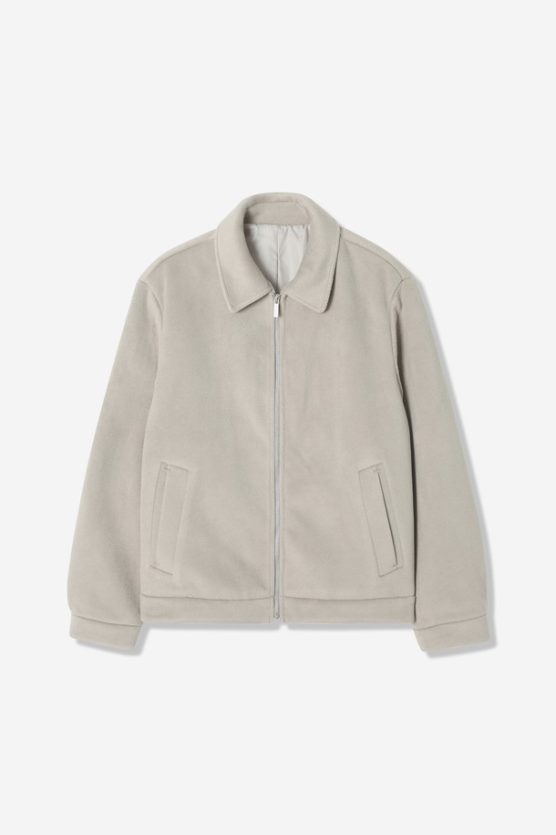 남성 폴리브러쉬 베이직 집업 블루종(HBAUJ40)은 가을과 겨울에 어울리는 남성용 아우터입니다. 라이트베이지, 차콜그레이, 블랙 세 가지 색상으로 출시되었으며, 넉넉한 두께감과 부드러운 촉감의 폴리에스터, 아크릴 혼방 소재를 사용하여 편안한 착용감을 선사합니다. 베이직하고 클래식한 디자인으로 일상 및 비즈니스 캐주얼 스타일 모두 소화 가능하며, 사이드 포켓, 소매 버튼 디테일, 스탠다드 칼라, 플리스 안감으로 실용성과 보온성을 더했습니다. 레귤러 핏의 긴 소매 기장으로 어떤 옷에도 쉽게 매치할 수 있는 활용도 높은 블루종입니다.
