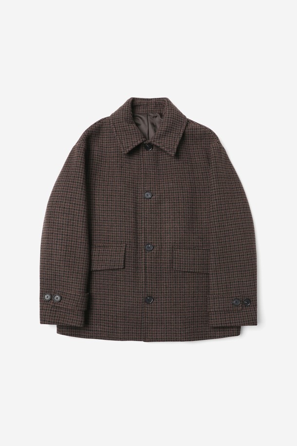 남성 칼라넥 숏 발마칸 코트(HBAHC14)는 가을과 겨울, 출근룩과 비즈니스 캐주얼에 어울리는 클래식 스타일의 코트입니다. 차콜 그레이, 블랙, 다크브라운 세 가지 색상으로 출시되었으며, 울, 폴리에스터, 나일론, 레이온, 면, 아크릴 등 다양한 소재로 제작되었습니다. 세미 오버핏의 숏 기장 디자인으로, 스탠다드 카라와 플랩 포켓, 소매 스트랩 버튼 디테일이 돋보입니다. 부드러운 촉감과 싱글 버튼 여밈 방식으로 편안하게 착용할 수 있으며, 데일리룩, 격식 있는 자리에서도 활용 가능합니다.
