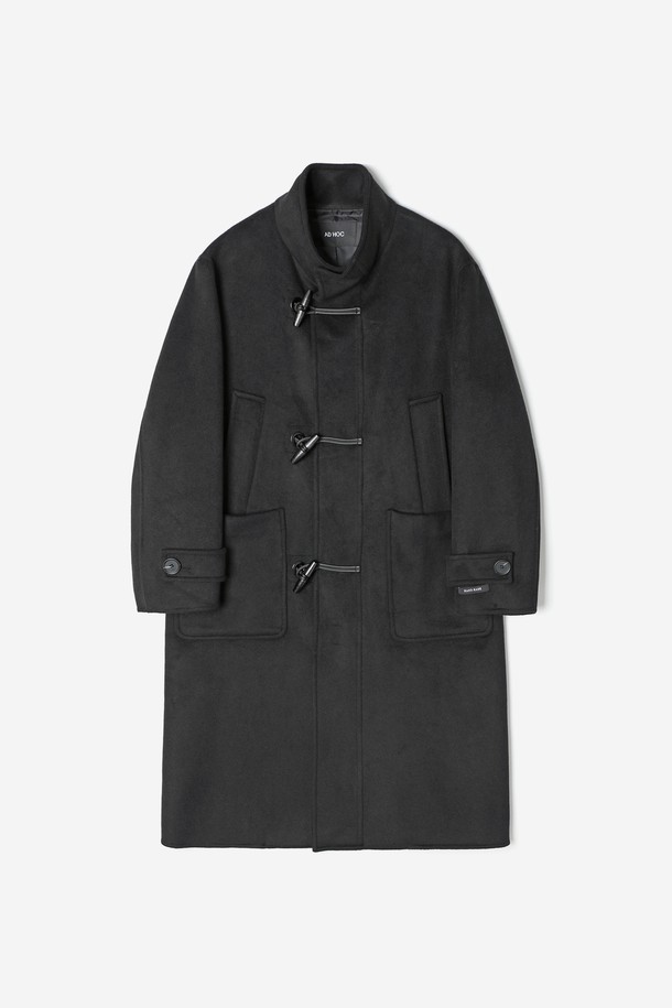 남성 하이넥 더플 코트(HBAHC11)는 클래식한 무드를 자아내는 블랙 컬러의 롱 기장 더플 코트입니다. 가을과 겨울에 착용하기 좋으며, 일상, 출근, 모임, 데이트 등 다양한 TPO에 활용할 수 있습니다. 하이넥 디자인과 포켓 디테일이 돋보이며, 오버핏으로 제작되어 편안한 착용감을 선사합니다. 나일론, 레이온, 면, 모, 아크릴, 폴리에스터 등 다양한 소재가 혼방되어 두꺼운 두께감과 보통의 촉감을 제공합니다. 토글 여밈 방식과 긴 소매가 특징이며, 안감은 폴리에스터로 마감되었습니다.
