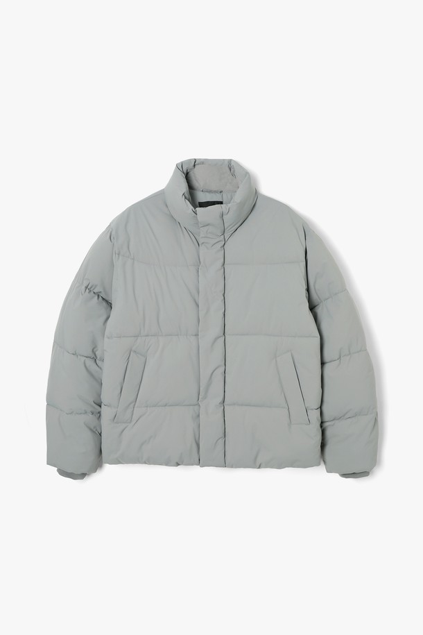 베이직 숏 푸퍼 패딩 점퍼(HBAPA90)는 미니멀하고 베이직한 스타일을 추구하는 공용 아우터입니다. 부드러운 촉감의 폴리에스테르 소재로 제작되었으며, 숏 기장의 레귤러 핏으로 편안하게 착용 가능합니다. 겨울철 출근룩에 적합하며, 무지 디자인과 하이넥 스타일, 사이드 포켓 디테일이 깔끔한 실루엣을 연출합니다. 블랙, LT-BEIGE, K-GREY 세 가지 색상으로 만나볼 수 있으며, 집업 여밈 방식과 긴 소매 기장으로 보온성을 높였습니다. 두꺼운 두께감으로 따뜻하게 착용할 수 있는 푸퍼 패딩 점퍼입니다.
