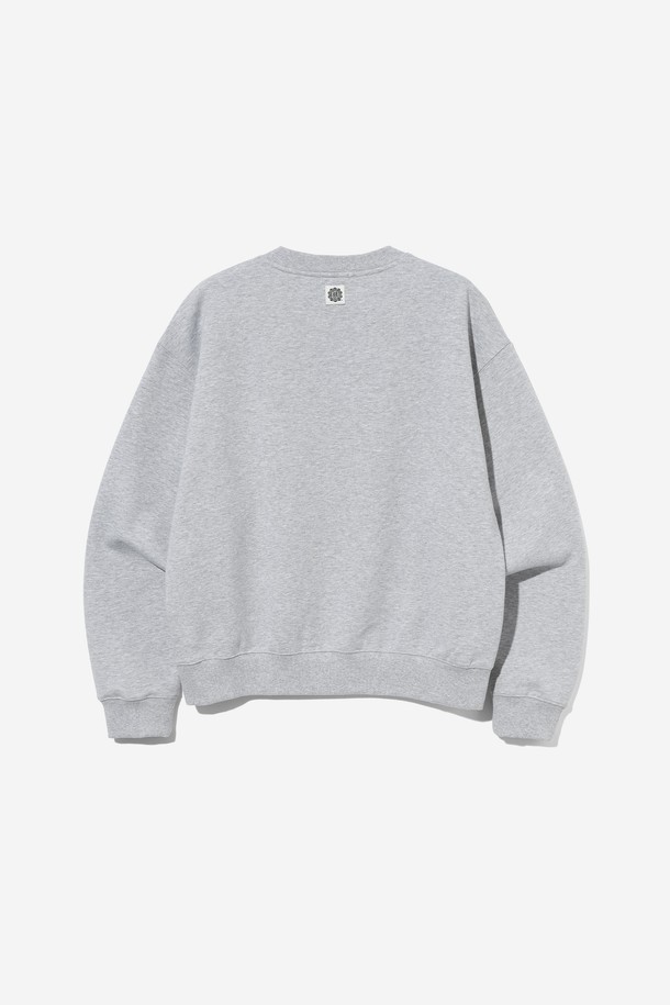 남녀공용 데일리 스몰로고 기모 스웻셔츠[M-GREY](UBCLT29_51)는 미니멀하고 베이직한 스타일의 스웻셔츠입니다. 부드러운 촉감의 면과 폴리에스테르 혼방 소재로 제작되어 가을, 겨울철 데일리룩으로 활용하기 좋습니다. 넉넉한 레귤러핏과 라운드넥 디자인으로 편안한 착용감을 선사하며, 소매와 밑단 시보리 마감으로 깔끔한 실루엣을 연출합니다. 멀란지 그레이 컬러에 로고 패턴이 더해져 캐주얼하면서도 클래식한 분위기를 줍니다. 캠퍼스룩, 커플룩으로도 활용 가능한 유니섹스 아이템입니다.
